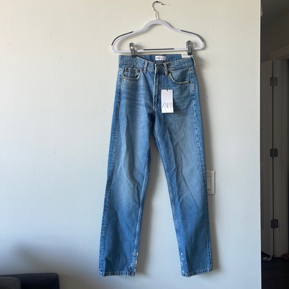 Mid-rise jeans with five pockets. Front zip and metal button closure.